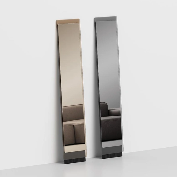 Specchiera da terra con cornice in vetro trasparente fumé o bronzo Hide di Pezzani