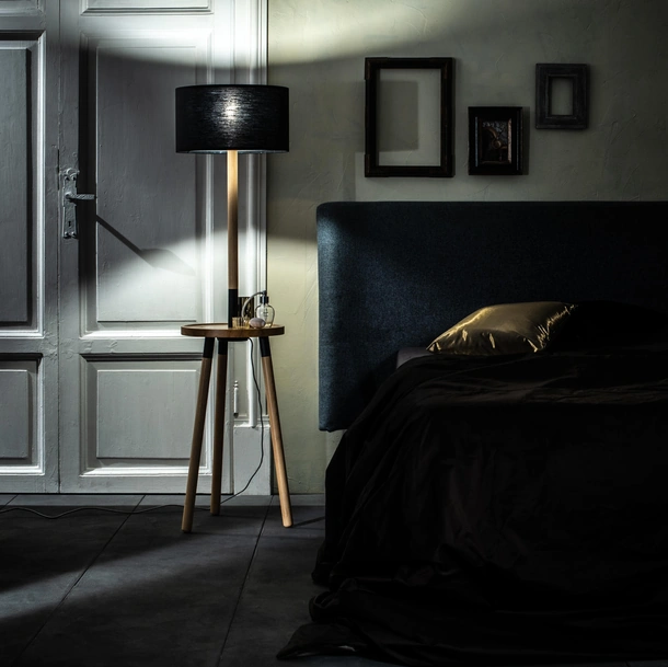 Lampada da terra Acrux in legno di faggio con paralume in tessuto di Stones