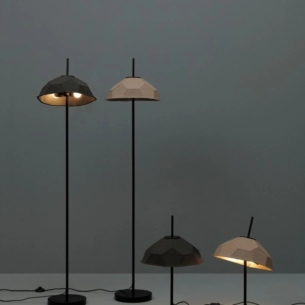 Lampada da terra e da tavolo Egg in cartone riciclato con base in metallo di Stones