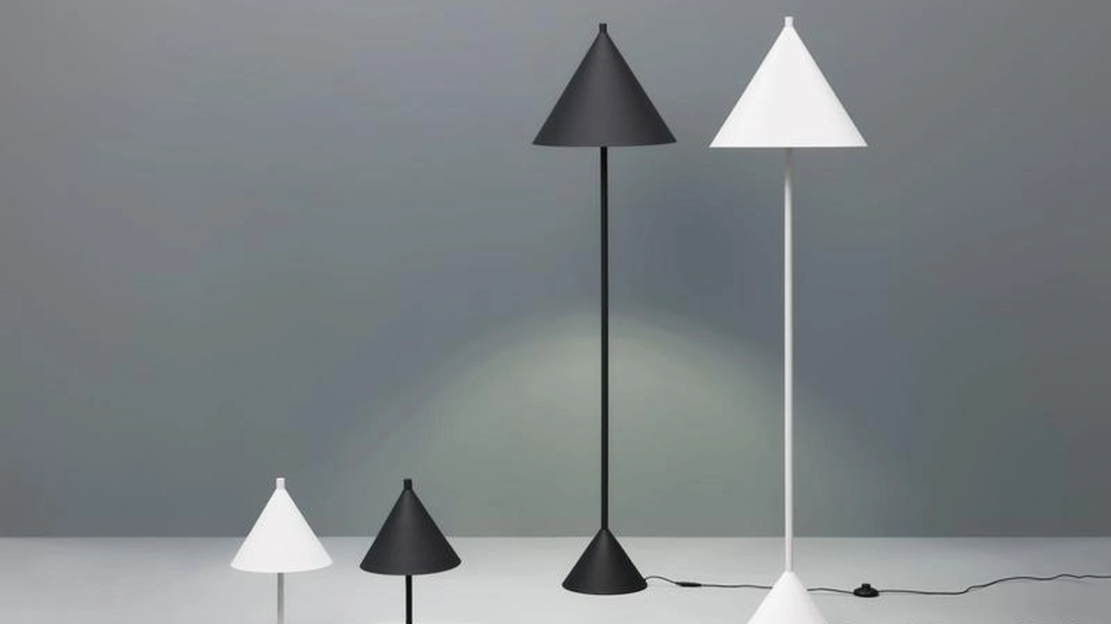 Lampada da terra e da tavolo Indi in metallo verniciato Bianco o Nero di Stones