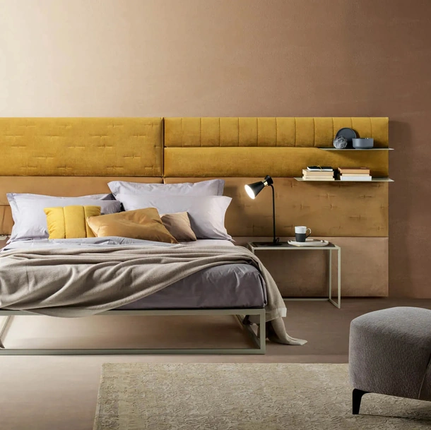 Letto con testiera importante in tessuto Pannelli Wall di Bside