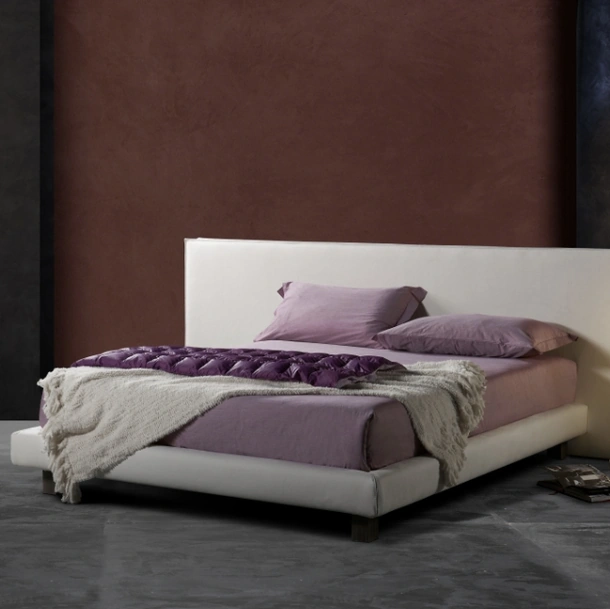 Letto imbottito dalle linee semplici ed eleganti con testiera geometrica Milo Ring 14 di Excò