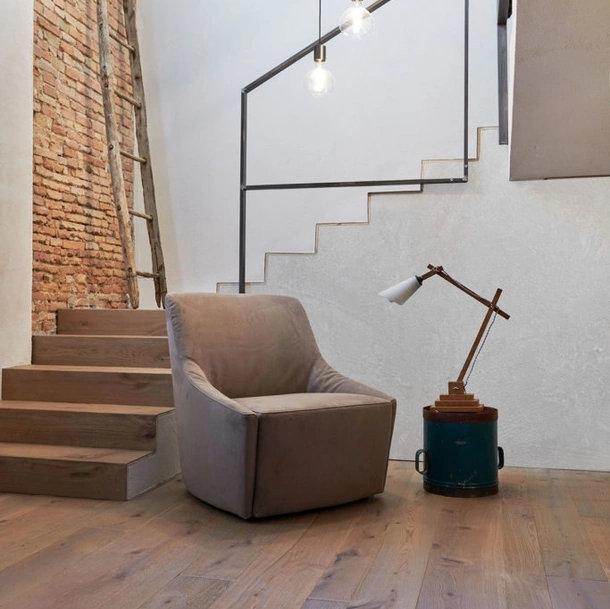 Poltroncina in microfibra con struttura in legno di abete Kevin di Excò