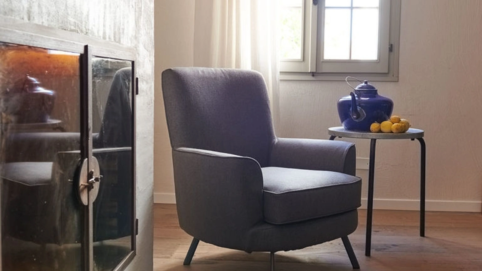 Poltroncina in tessuto con piedini in metallo Zeus di Excò