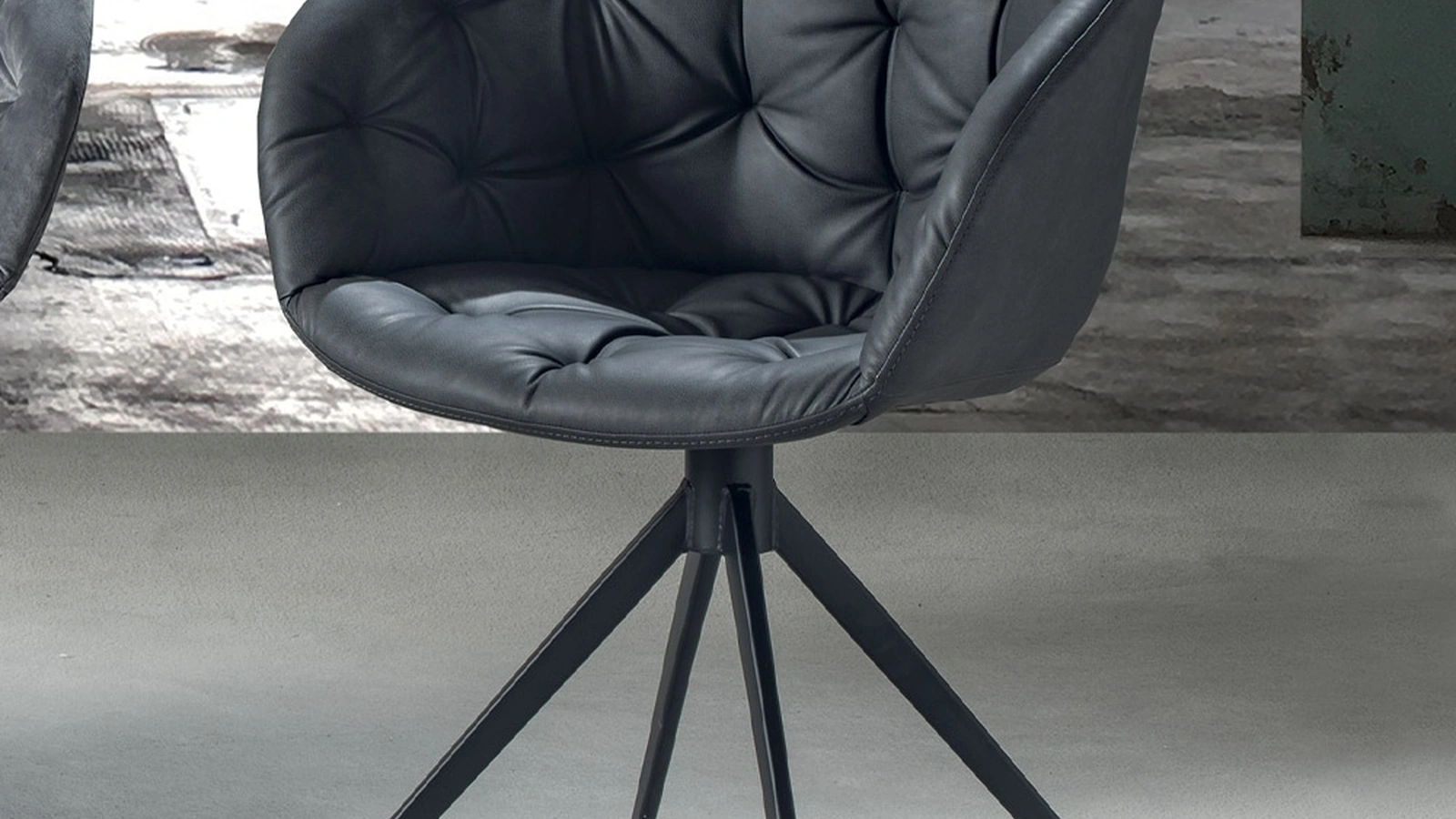 Sedia Cabiria Classic in ecopelle imbottita e trapuntata effetto Nabuk grigio di La Seggiola