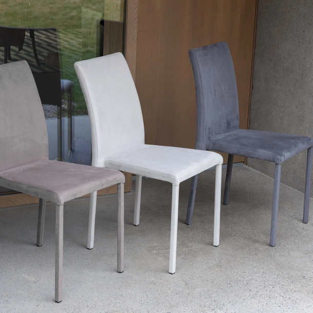 Sedia Cloe Plus completamente rivestita in eco nabuk di La Seggiola