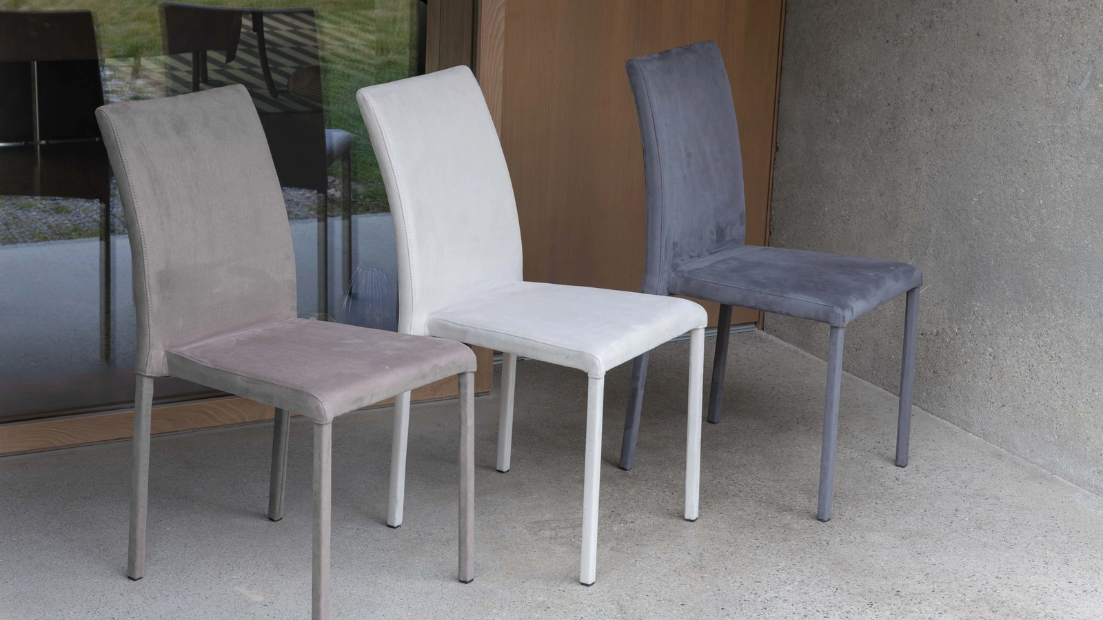 Sedia Cloe Plus completamente rivestita in eco nabuk di La Seggiola
