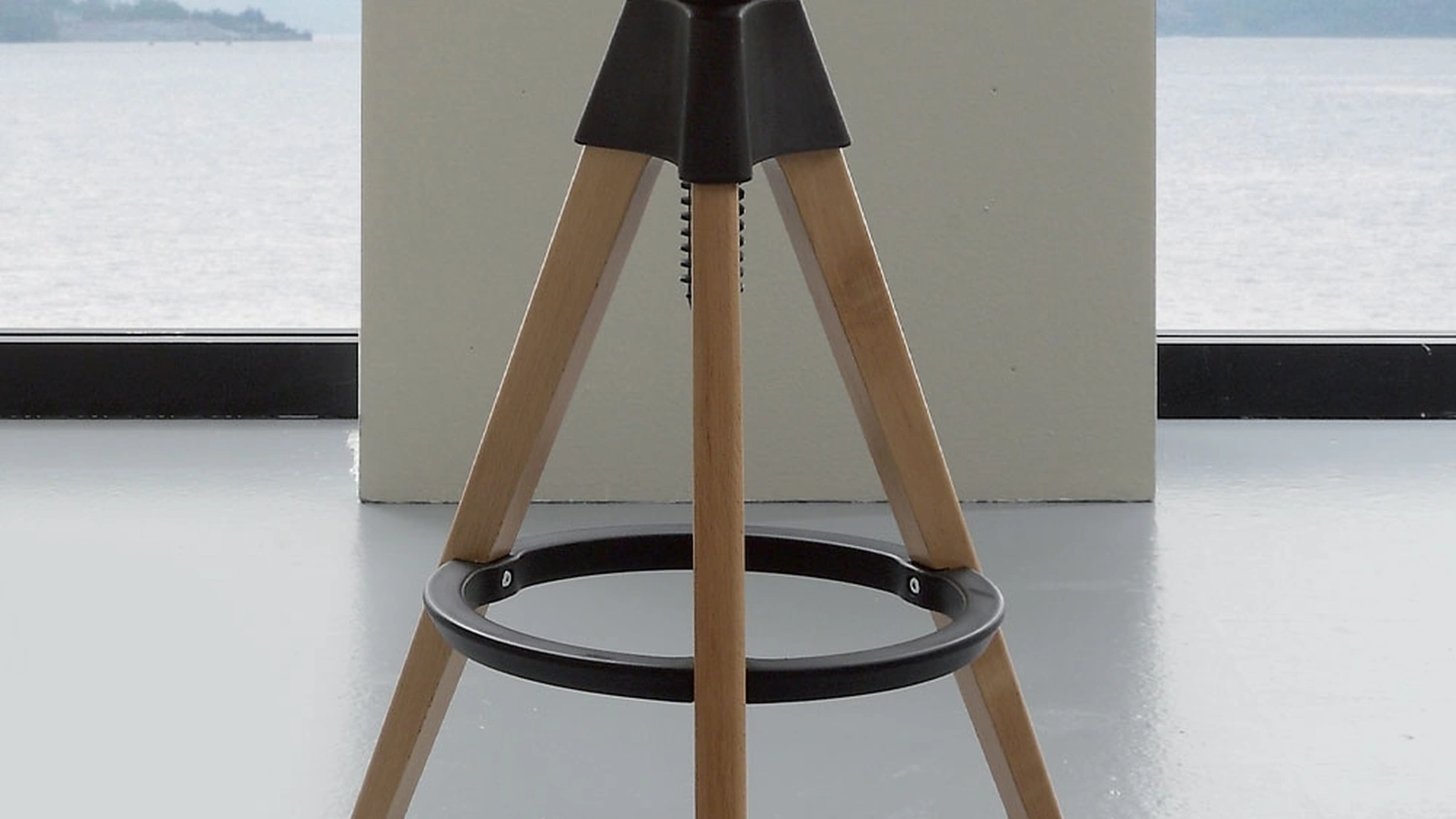 Sgabello Giotto in Faggio naturale con particolari in polipropilene nero di La Seggiola