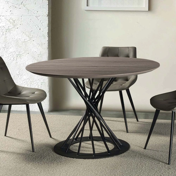 Tavolo rotondo Shai in laminato rovere materico con struttura in acciaio verniciato nero di La Seggiola