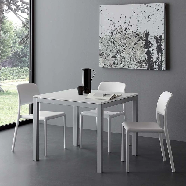 Tavolo allungabile Majestic Quadro in nobilitato bianco con struttura in metallo verniciato alluminio di La Seggiola