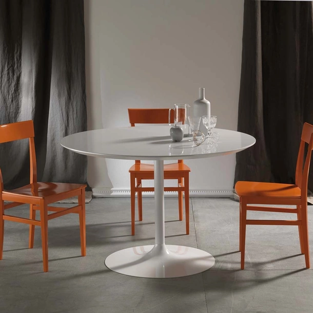 Tavolo rotondo Max in laminato bianco lucido con bordo svasato e struttura in metallo verniciato bianco di La Seggiola