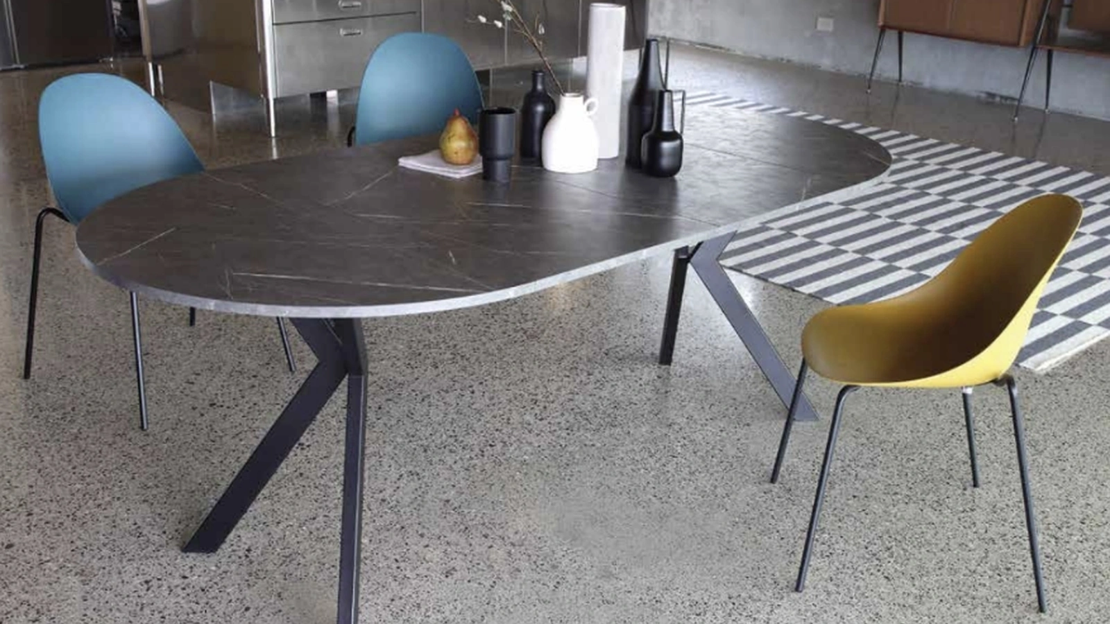 Tavolo rotondo allungabile Micro Round in nobilitato pietra grey con base in metallo verniciato nero di La Seggiola