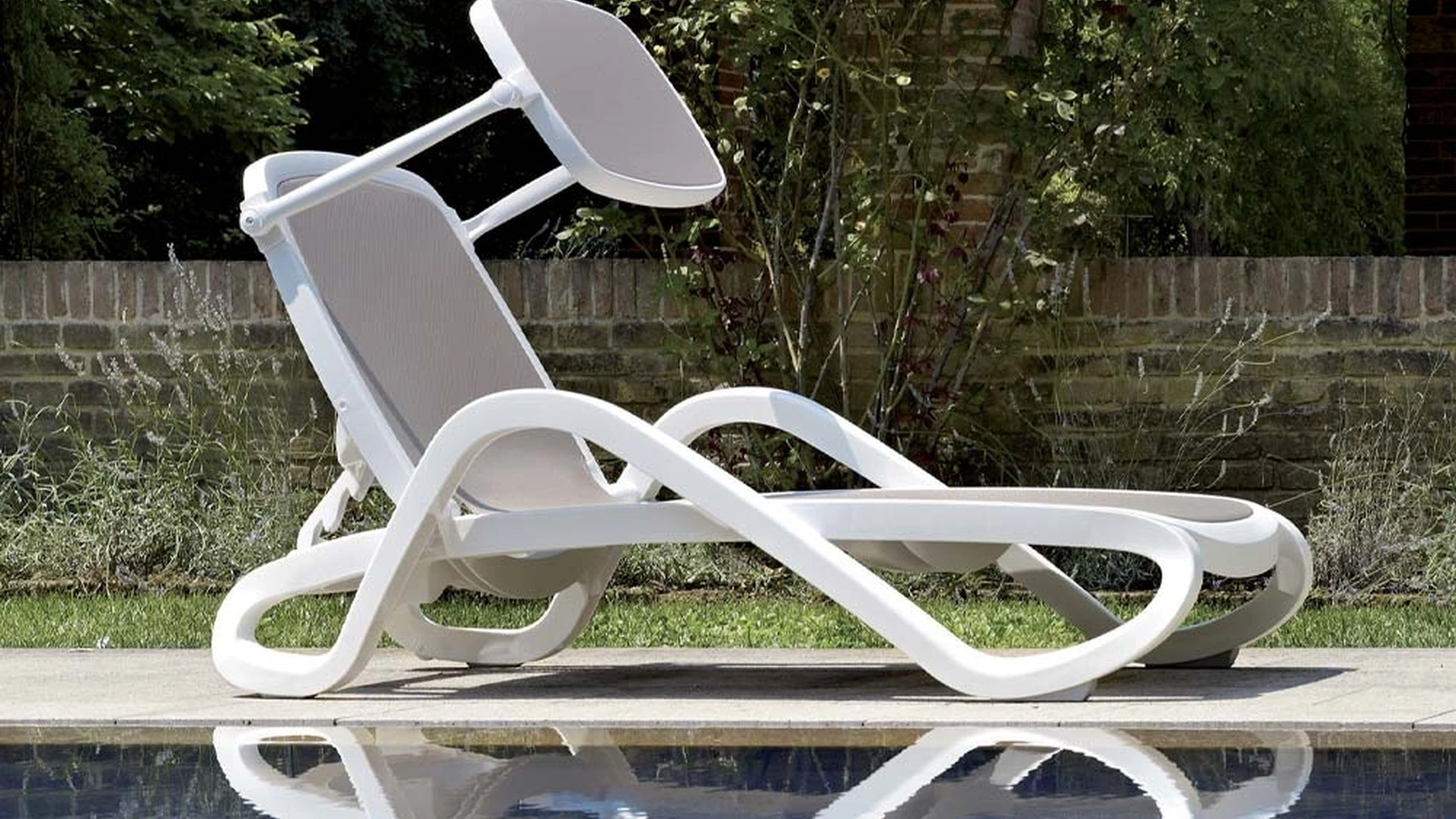 Lettino Alba Bed in tessuto sintetico traspirante con struttura in polipropilene Bed di La Seggiola