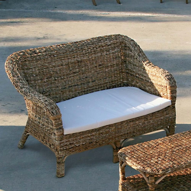 Divano Clito Mini sofà finitura intreccio di Banano naturale con cuscino in tessuto di La Seggiola