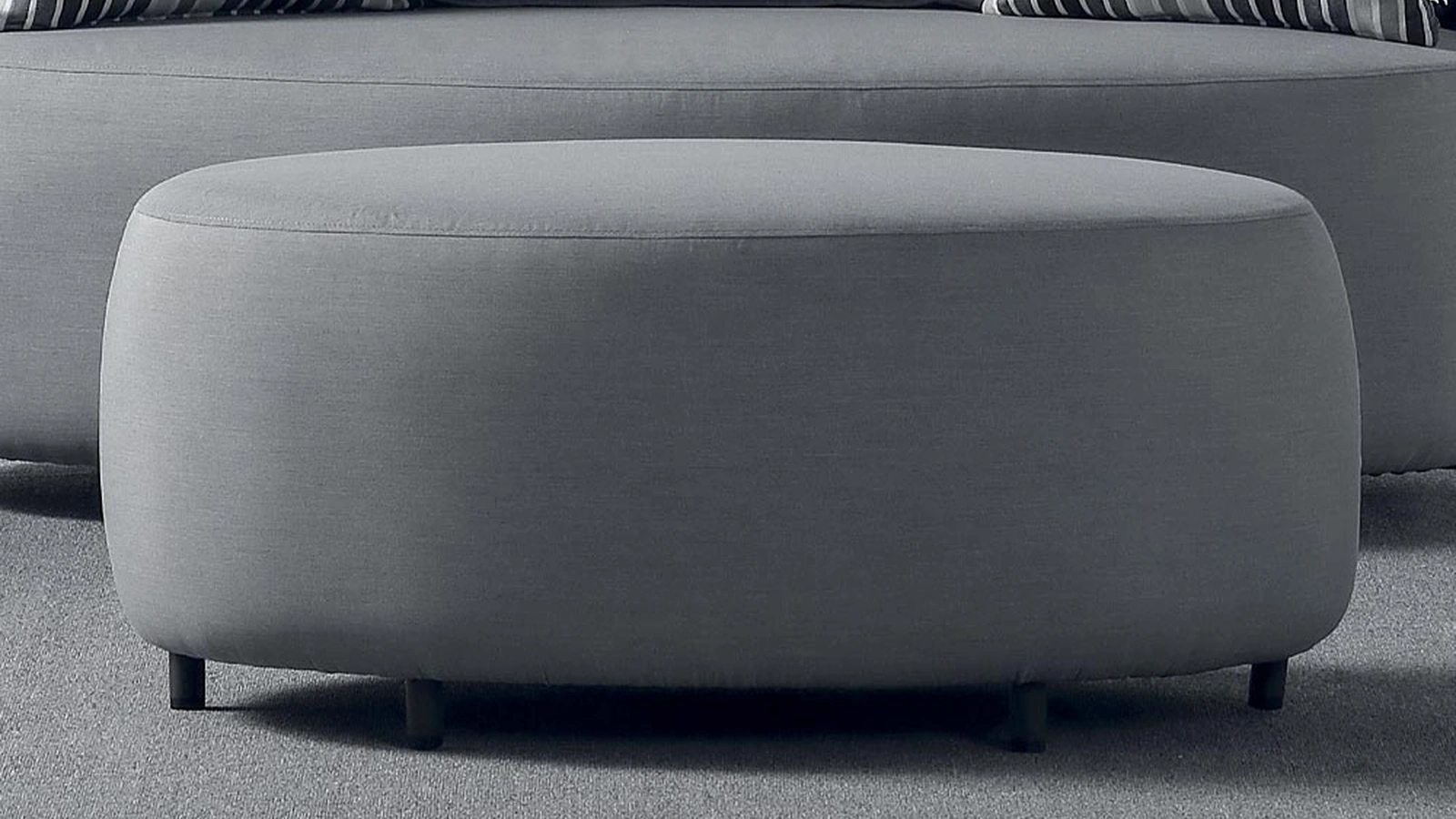 Pouf tavolino Cobb in tessuto per esterno grigio con struttura in alluminio di La Seggiola